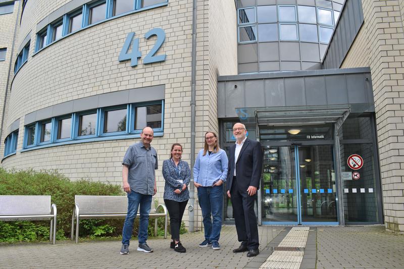 Am Fachbereich Informatik der FH Dortmund empfingen (von rechts) Prof. Dr. Peter Haas und Eva Maria Hartmann die Gäste Natalie Broll und Thomas Killmann vom „Friedensdorf International“.