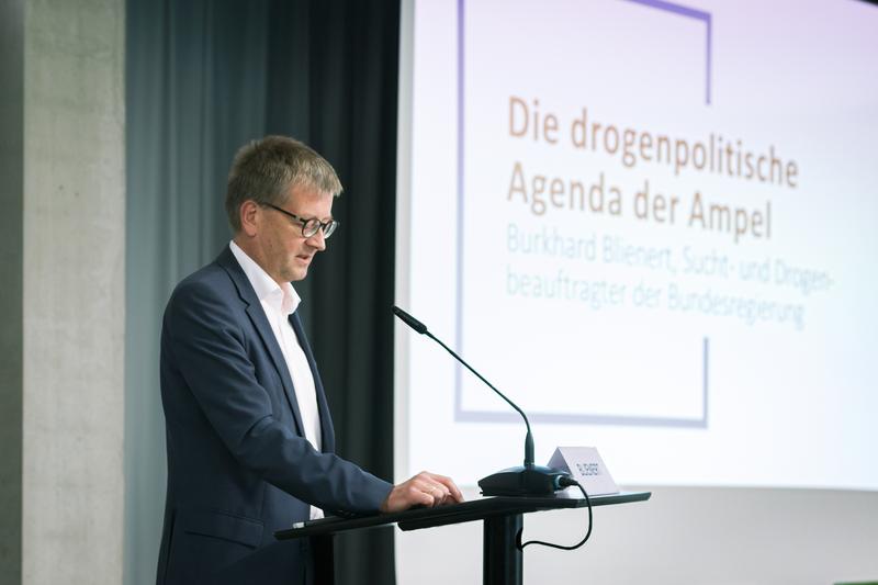 Der Drogenbeauftragte der Bundesregierung Burkhard Bienert präsentiert beim DGPPN-Hauptstadtsymposium die drogenpolitische Agenda der Bundesregierung 