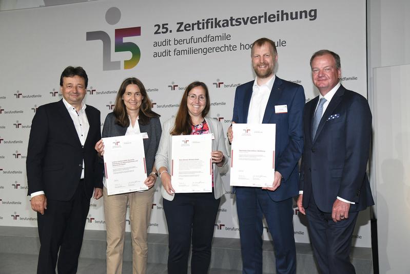 Dr. Birte Abt (zweite von links) bei der Zertifikatsverleihung in Berlin