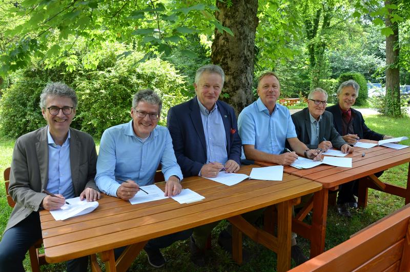 Die Leiter der 4 Betreiber von Waldwissen.net - BFW, FVA, WSL und LWF, mit den beiden neuen Waldwissen-Partnern: Nordwestdeutsche-FVA (Dr. Thomas Böckmann, Mitte links) und Landesforstanstalt Mecklenburg-Vorpommern (Jörn Luboeinsky, Mitte rechts). 