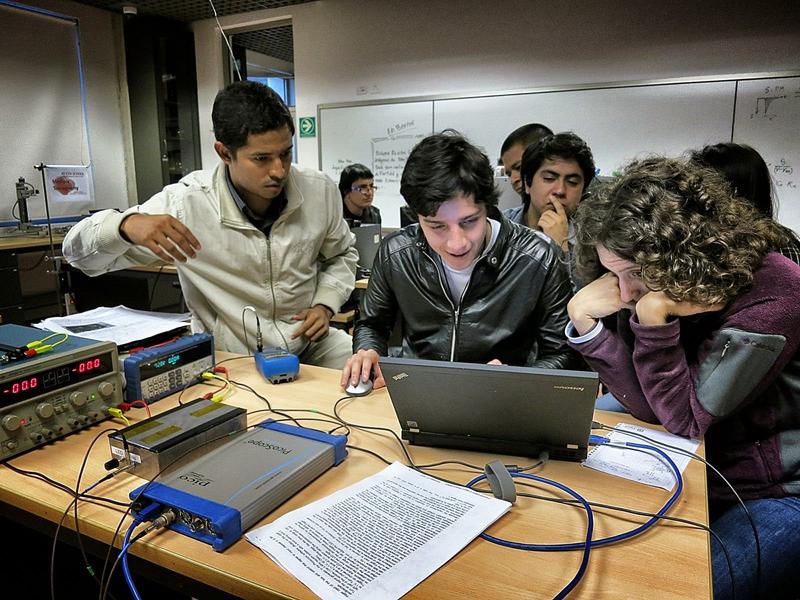 Im Rahmen der „EURIZON Detector School" können die Doktorand*innen zahlreiche Experimente selbst durchführen. Die Testaufbauten dafür kommen direkt von den großen Teilchenbeschleunigeranlagen.