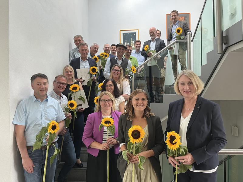 Das Projektteam vom TCG und die kommunalen Vertreter der ILE Zukunftsregion Rupertiwinkel freuten sich über den gelungenen Abschluss des Forschungsvorhabens „Digitales Alpendorf“. 