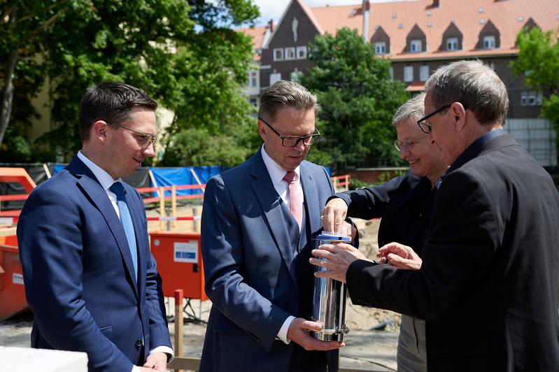 von links: Falko Mohrs, Niedersächsischer Minister für Wissenschaft und Kultur, Prof. Dr. Volker Epping, Präsident der Leibniz Universität Hannover, die Sprecherin des Forums Wissenschaftsreflexion Prof. Dr. Eva Barlösius und Architekt Gerhard Wolf 