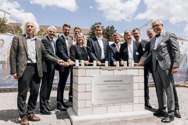 Grundsteinlegung für den Neubau des Helmholtz-Instituts für RNA-basierte Infektionsforschung in Würzburg