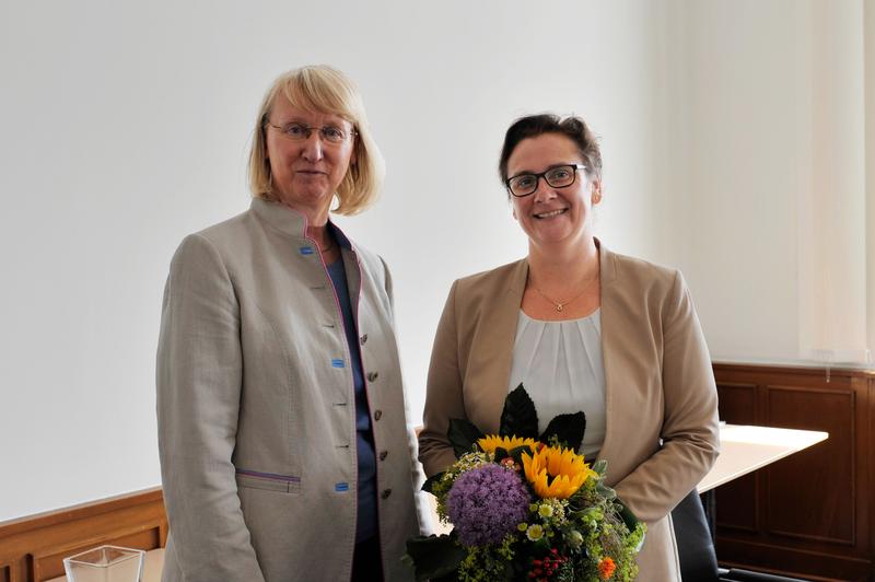 Dr.-Ing. Sylvia Schattauer (rechts) bekommt nach ihrer Wahl im Senat Blumen von Prof. Heike Schenk-Mathes, der geschäftsführenden Präsidentin der TU Clausthal.