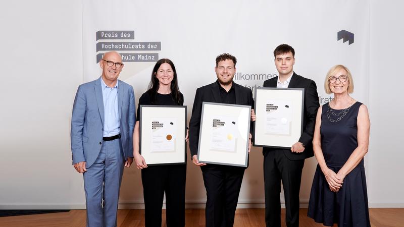 v. l.: Uwe Abel, Vorsitzender des Hochschulrats der Hochschule Mainz, Preisträgerin Ina Weimer (3. Preis), Preisträger Torben Hammerle (1. Preis), Preisträger Fabian Naethbohm (2. Preis) und Prof. Dr. Susanne Weissman, Präsidentin der Hochschule Mainz.