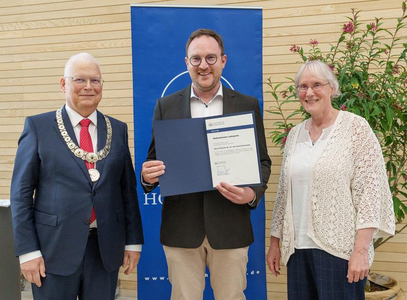 Prof. Dr. Georg Petschenka (M.) mit Rektor Prof. Dr. Stephan Dabbert und Prof. Dr. Korinna Huber