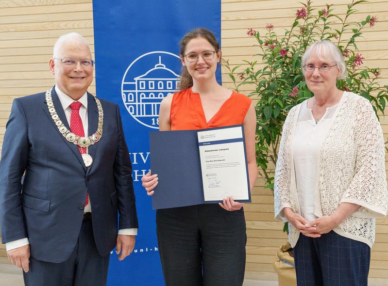 Nora Ruprecht (M.) mit Rektor Prof. Dr. Stephan Dabbert und Prof. Dr. Korinna Huber