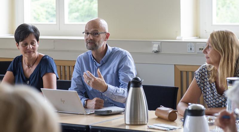 Werkstattprozess auf dem Senftenberger BTU-Campus. (v.l.n.r. Grit Scheppan, Prof. Peer Schmidt, Prof. Juliane Noack Napoles)