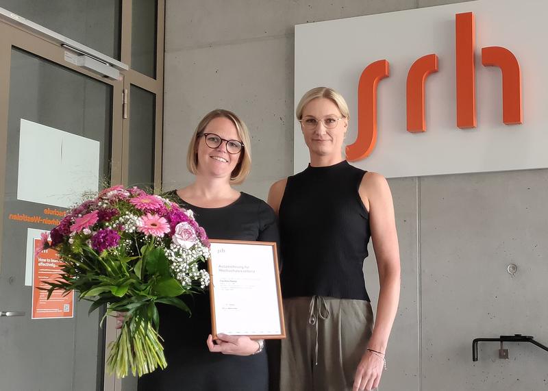Petra Richter (links) erhielt den Preis von Prof. Dr. Sabrina Krauss