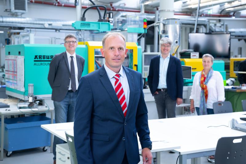 Im Vordergrund Dominik Spancken. Links hinten der Betreuer der Doktorarbeit Prof. Dr. Andreas Büter, daneben Prof. Dr. Lars Rademacher, Leiter Promotionszentrum Nachhaltigkeitswissenschaften, rechts Prof. Dr. Nicole Saenger, Forschungs-Vizepräsidentin.