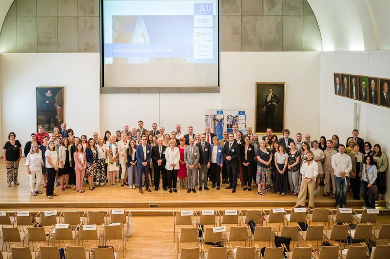 Erinnerungsfoto mit Gästen und Gastgebern im Rahmen der Festveranstaltung zum Partnerschaftsjubiläum in der Universitätsaula der JLU.