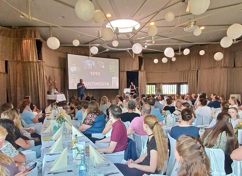 Über 100 Expert:innen und Interessierte aus ganz Deutschland besuchten das Netzwerktreffen zu Lernkul-turen und Digitalität am Vorabend in der Villa Hirzel