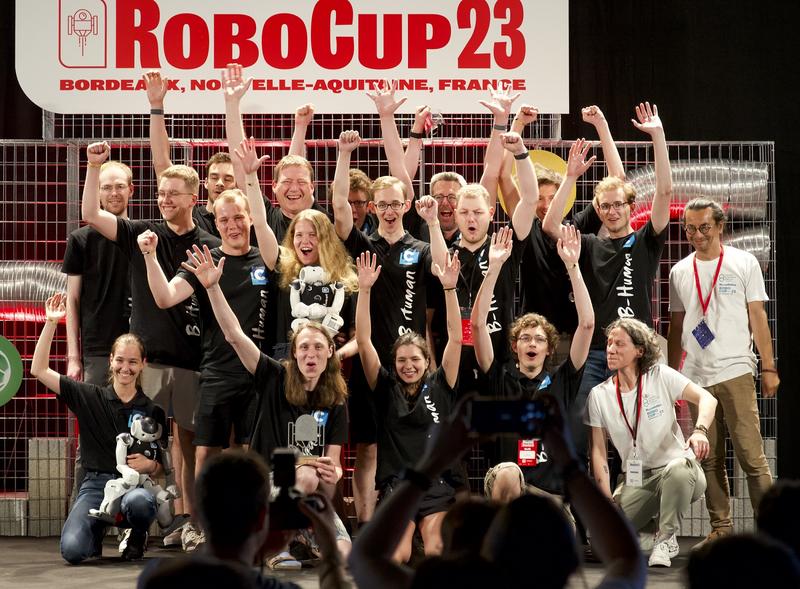 Siegerehrung in Bordeaux beim RoboCup 2023 - B-Human hat seinen WM-Titel erfolgreich verteidig