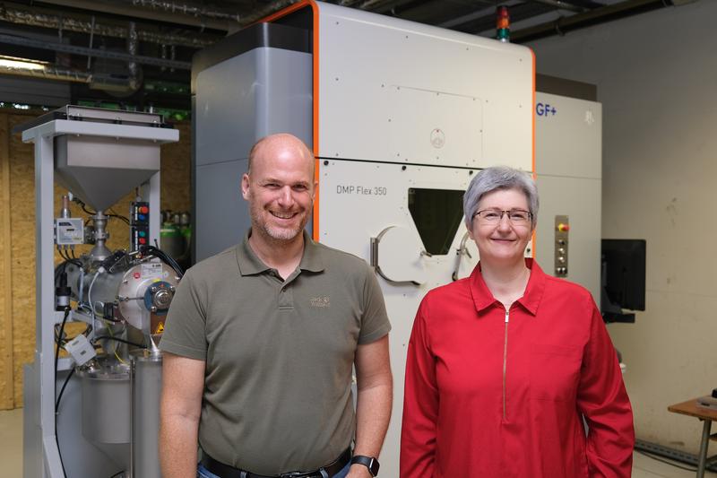 Prof. Dr. Tamara Reinicke vom Lehrstuhl für Produktentwicklung und Prof. Dr. Christian Hesch vom Lehrstuhl Numerische Mechanik arbeiten an der Optimierung der Mikrostruktur von Knochenimplantaten. 