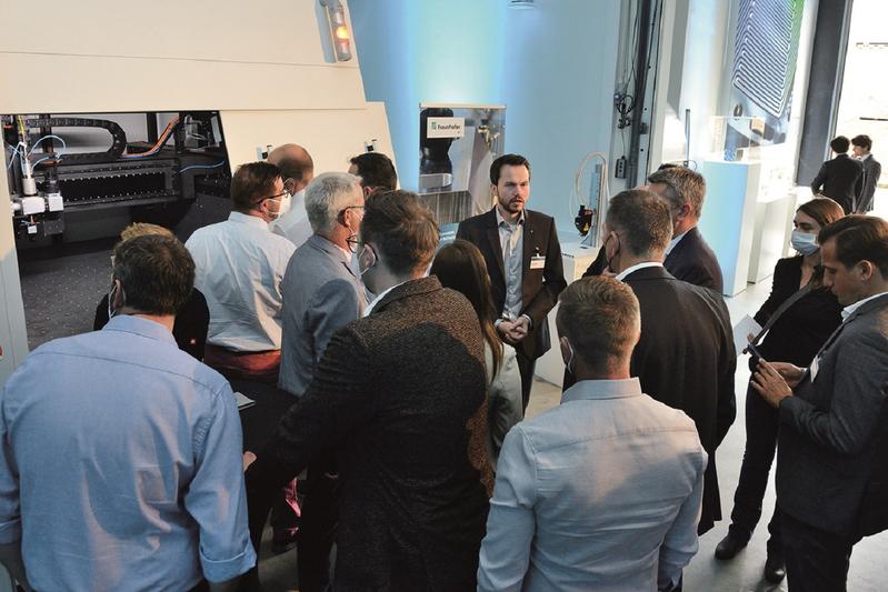 Insider-Event der Wasserstoff-Community: 70 Teilnehmende sahen sich im Herbst 2022 auf dem 3. Laserkolloquium Wasserstoff LKH2 im 300 Quadratmeter großen Wasserstofflabor die Serienproduktion von Elektrolyseuren und Brennstoffzellen an.