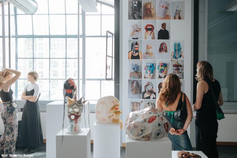 Besucherinnen in einem Atelier bei der Werkschau 2022