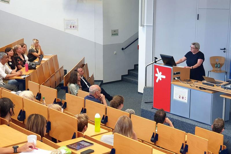 Foto: Hochschulpräsidentin Prof. Dr. Eva Waller begrüßt die Teilnehmenden des Fachtags im Audimax der Hochschule RheinMain.