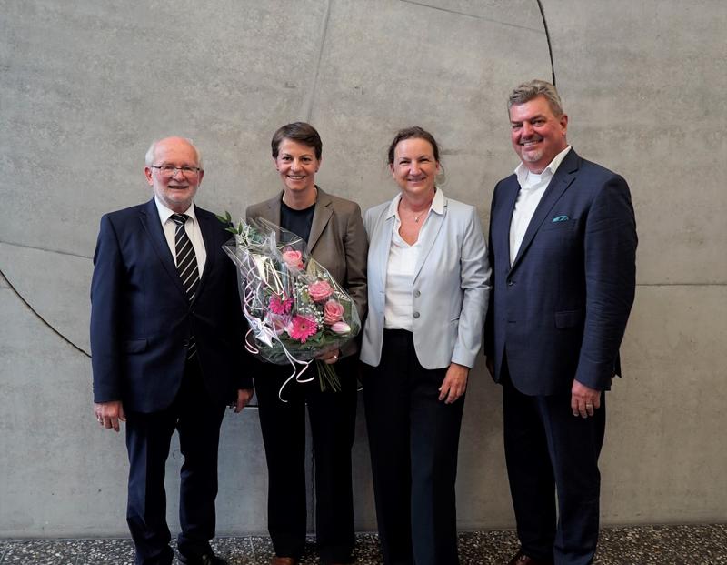 HFU-Rektor Prof. Dr. Rolf Schofer wird sein Amt im März 2024 an Dr. Alexandra Bormann übergeben. Hochschulkanzlerin Andrea Linke und der Vorsitzende des Hochschulrats, Dirk Schallock, gratulierten herzlich zur neuen Aufgabe (von links).