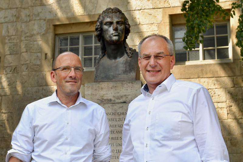 Prof. Dr. Uwe Cantner (r.) und Prof. Dr. Georg Pohnert sind heute als Vizepräsidenten der Friedrich-Schiller-Universität Jena wiedergewählt worden.
