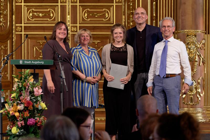 Zweite Bürgermeisterin Augsburgs Martina Wild, die Präsidentin der Universität Augsburg Prof. Dr. Sabine Doering-Manteuffel, die Preisträgerin Dr. Isabell Diekmann, Jury-Vorsitzender Prof. Dr. Dr. Dr. h. c. Eckhard Nagel, Dr. Dagobert Ross von FiLL e.V..