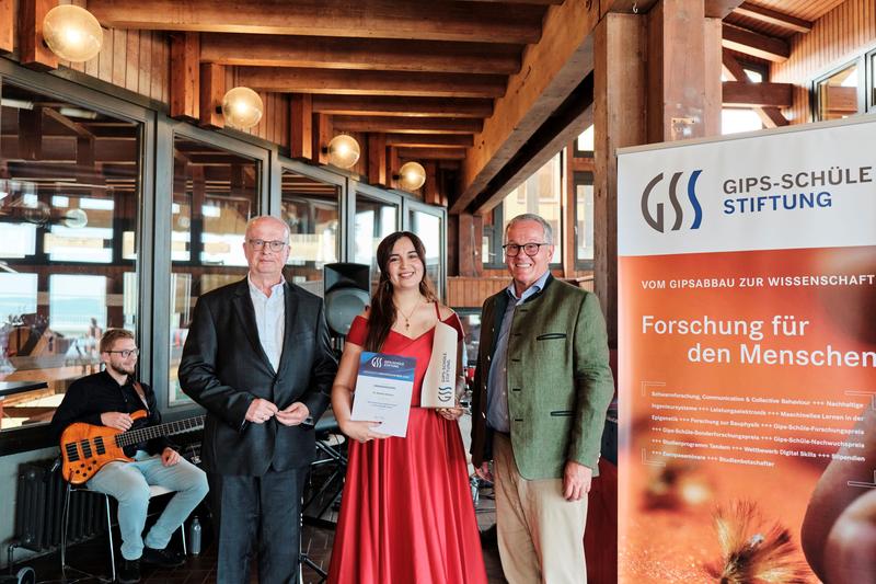 Dr. Rayhane Nchioua (Mitte) erhält den Gips-Schüle-Nachwuchspreis in der Kategorie Lebenswissenschaften. Links Prof. Peter Frankenberg, Aufsichtsrat der Gips-Schüle-Stiftung, rechts Dr. Stefan Hofmann, Vorstand der Gips-Schüle-Stiftung. 