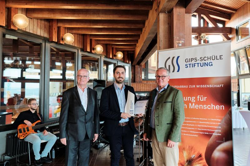 Dr. Manuel Häußler (Mitte) erhält den Gips-Schüle-Nachwuchspreis in der Kategorie Technikwissenschaften. Links Prof. Peter Frankenberg, Aufsichtsrat der Gips-Schüle-Stiftung, rechts Dr. Stefan Hofmann, Vorstand der Gips-Schüle-Stiftung