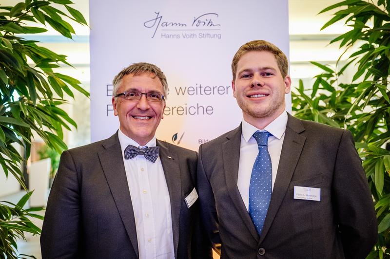 Professor Dr. Thomas Gries mit dem Preisträger Flávio André Marter Diniz