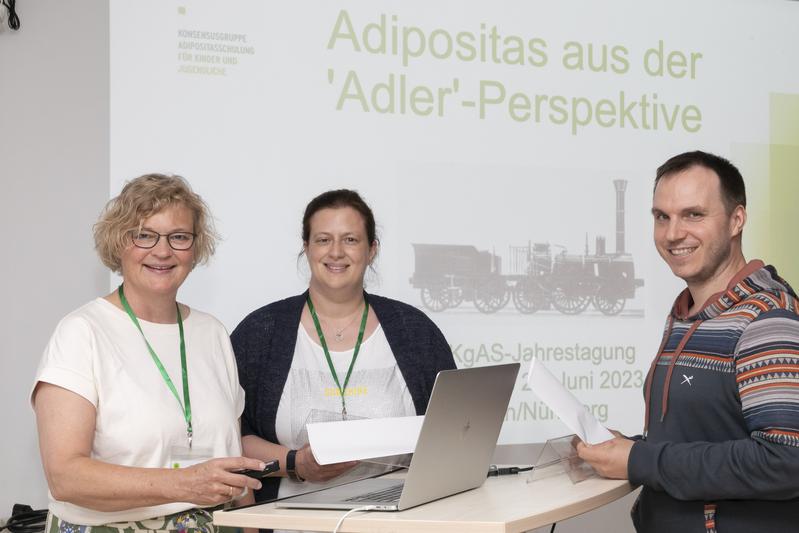 V. l.: Dr. Ines Gellhaus, 1. Vorsitzende der KgAS, sowie Dr. Katja Knab und Gabriel Torbahn vom Klinikum Nürnberg begrüßen die Gäste der 18. KgAS-Jahrestagung.