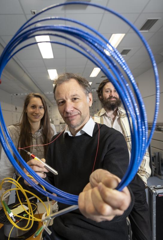 V.l.: Lisa Strasser, Werner Lienhart und Vlad Dumitru vom Institut für Ingenieurgeodäsie und Messsysteme der TU Graz.
