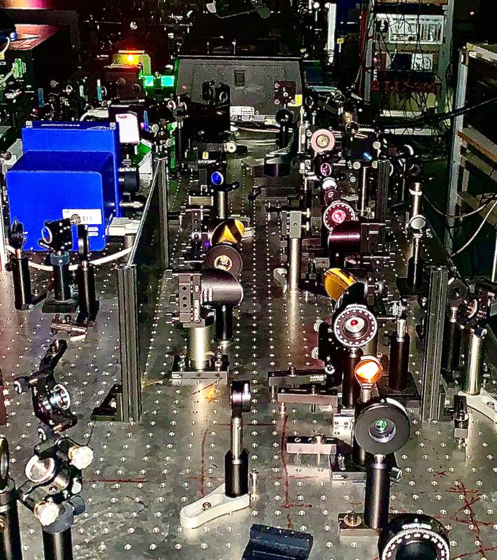 Im Femtosekundenlabor werden dafür alle Proben sowohl mit einer Terahertz-Methode (OPTP) als auch mit Mikrowellenspektroskopie (TRMC) untersucht. Beide Messmethoden ermöglichen Aussagen zu Beweglichkeit und Lebenszeit der Ladungsträger.