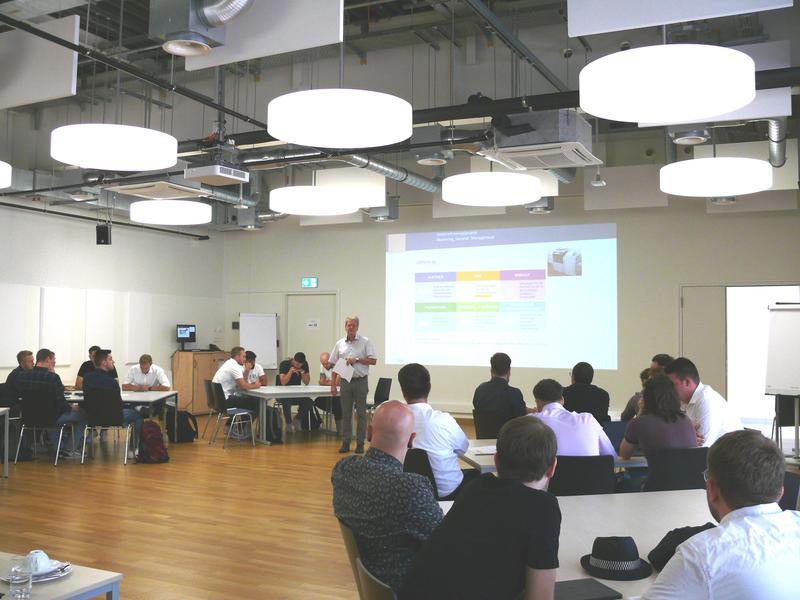 Prof. Dr. Ralf Oetinger bei der Begrüßung der studentischen Teams am Fraunhofer IBMT, Sulzbach.