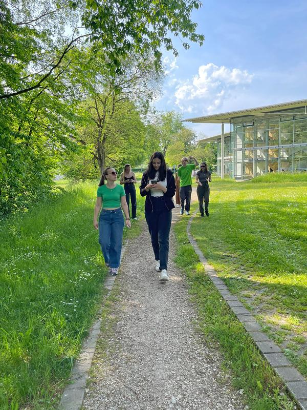 Teil der neuen Outdoor-Campus ist ein Rundkurs um die Zentralbibliothek, der in der Lehre etwa für Sprachübungen oder diskursive Partnerarbeit genutzt werden kann. 