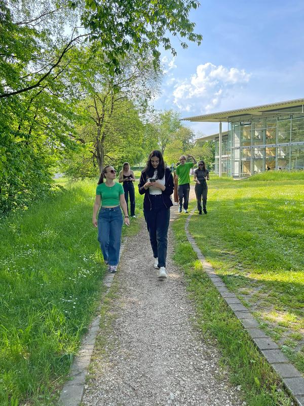 The new Outdoor Campus also includes a circular pathway leading around the Main Library that can be used for language practice and discursive teamwork. 