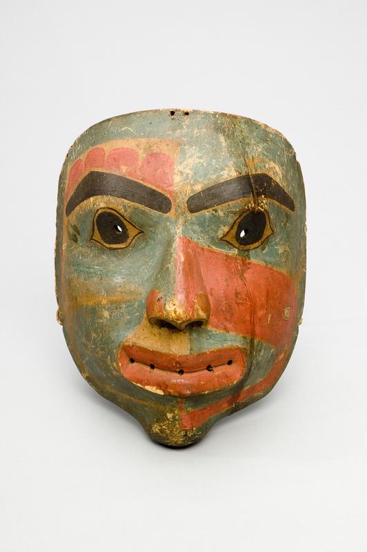 Die hölzerne Maske, vermutlich aus dem südlichen Alaska, gelangte 1844 mit der Sammlung eines russischen Kapitäns nach Oldenburg. Diese, heute im Bestand des Landesmuseums Natur & Mensch, soll dank DiViAS für Forschende weltweit digital zugänglich werden.