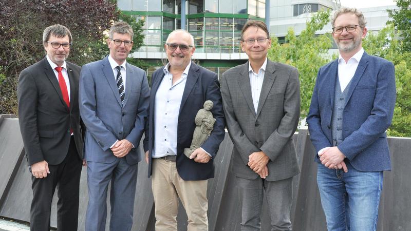Preisträger Prof. Dr. Robert Rollinger von der Universität Innsbruck (Mitte) nimmt in diesem Jahr die Ausonius-Statuette mit nach Österreich. Laudator Prof. Dr. Christoph Schäfer, Universitätspräsident Prof. Dr. Dr. h.c. Michael J