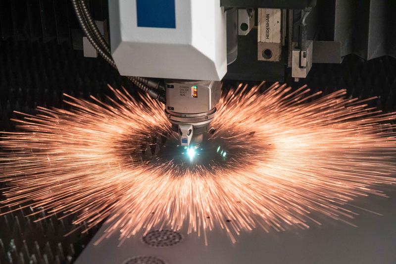 A laser machine cuts a component: Energy-intensive processes such as laser cutting should be scheduled for times when sufficient electricity from renewable resources is available.