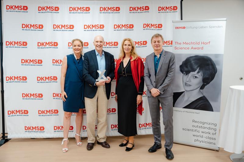 V. l. n. r.: Katharina Harf (Vorsitzende Stiftungsvorstand DKMS Stiftung Leben Spenden), Professor Carl June, Dr. Elke Neujahr (Global CEO DKMS Group gGmbH) und Prof. Dr. Marcel R. van den Brink