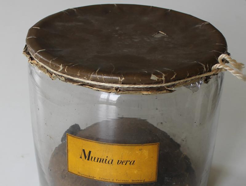 Marburger Mumien, Altäre und religiöse Figuren werden in den kommenden vier Jahren ausführlich unter Aspekten von Agency und Ethik und ihrer Nutzbarmachung diskutiert. Hier: 2.	Mumia vera der Wigandschen Drogensammlung der Universität Marburg.