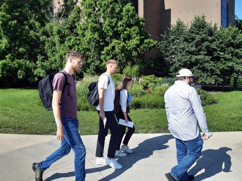 Informatik-Studierende der PHKA auf dem Campus der Northeastern Illinois University.