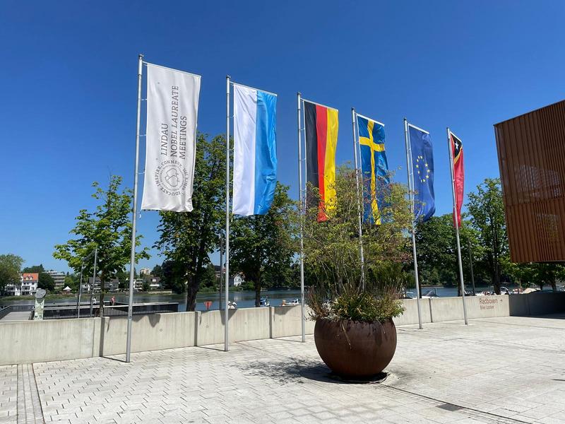 Die Flaggen sind gehisst am Vorplatz der Inselhalle in Lindau, dem Tagungsort des Lindauer Nobelpreisträgertreffens. 