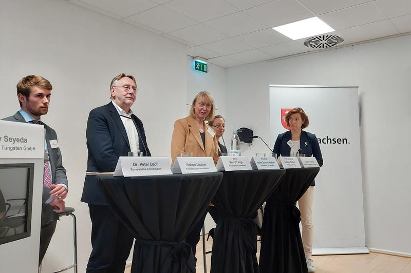 Diskussion in Brüssel (von links): Robert Lindner (Europäische Kommission), Bernd Lange (Europäisches Parlament), Prof. Heike Schenk-Mathes (Präsidentin TU Clausthal), Prof. Sabrina Zellmer (TU Braunschweig/Fraunhofer IST) und Moderatorin Sandra Parthi.