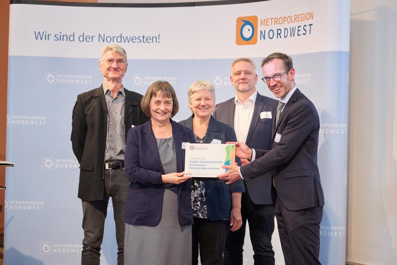 V.l.: Andreas Lieberum (Bundesverband bauteilnetz Deutschland e. V.), Ramona Hein (SUKW), Ute Dechantsreiter (Bundesverband bauteilnetz Deutschland e. V.), Frank Hlawatsch (MPA Bremen) mit Till Manning (Niedersächsisches Ministerium für Bundes- und 