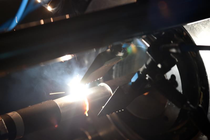 The ultrasonic-assisted laser beam welding process enables LZH scientists to produce crack-free, formable hybrid semi-finished products. 
