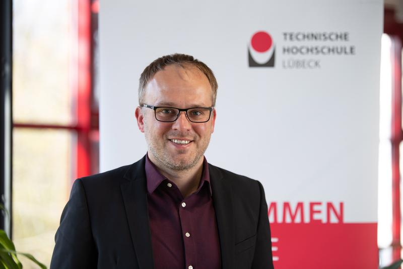 Dennis Kolberg sammelte jahrelange Erfahrung in der Wirtschaft, die er nun an die Studierenden weitergeben kann. 