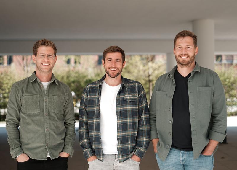 Marc-Antonio Padilla, Daniel Kun und Benjamin Els (v.l.) vom Startup steptics wollen mit Förderung der Deutschen Bundesstiftung Umwelt (DBU) nachhaltige und kostengünstige Fußprothesen herstellen.