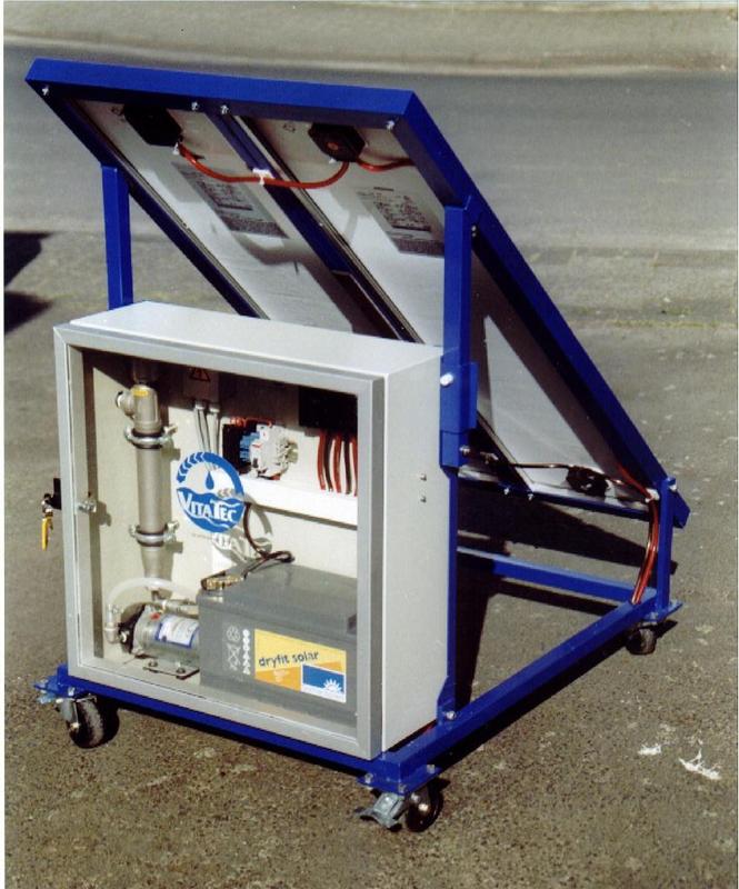 Prototyp der mit Solarstrom versorgten UV-Wasser-Entkeimungsanlage, 100 Wp-Solargenerator, Speiherbatterie (60 Ah, 12 V), 11 W-UV-Strahler