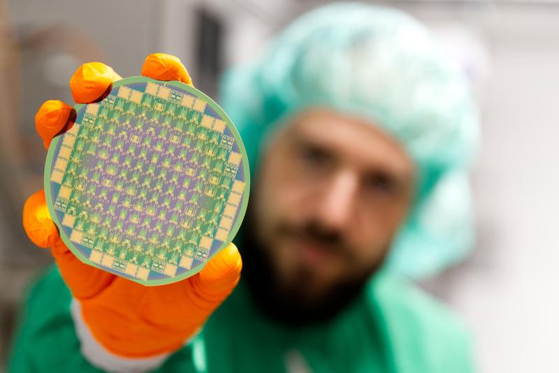 CD-Laborleiter Michael Schneider mit einem Halbleiter-Wafer.