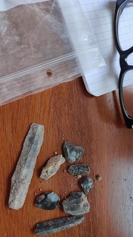 Artefakte aus Obsidian, gefunden 2022 in Gird-i Dasht (Bezirk Soran, Autonome Region Kurdistan, Irak). Das Rohmaterial wurde einst mehrere hundert Kilometer entfernt abgebaut. Diese Verbindung ist wie eine Spur menschlicher Beziehungen.