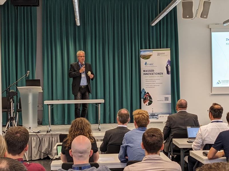 Prof. Dr.-Ing. Jens Bliedtner (EAH Jena) bei der Vorstellung des Teilprojekts „Technische Niere“